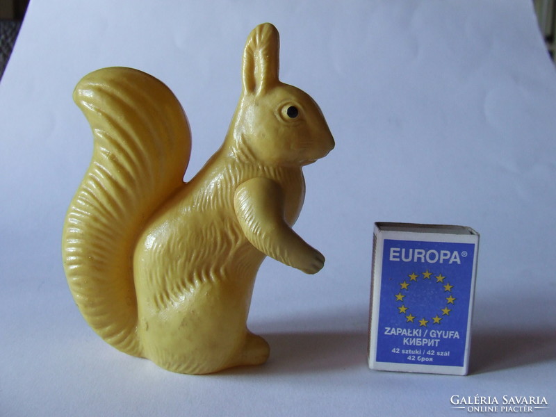 Régi, antik kemény műanyag játék mókus figura