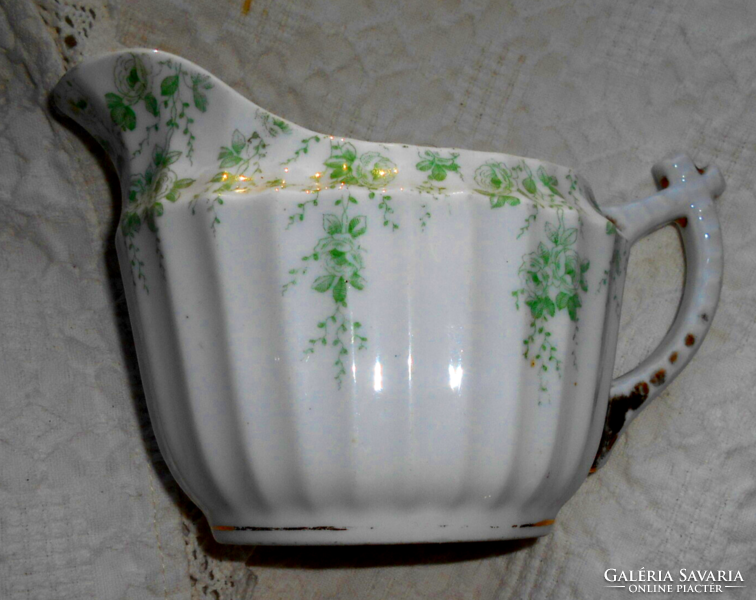 Porcelain pouring jug with ribbed surface