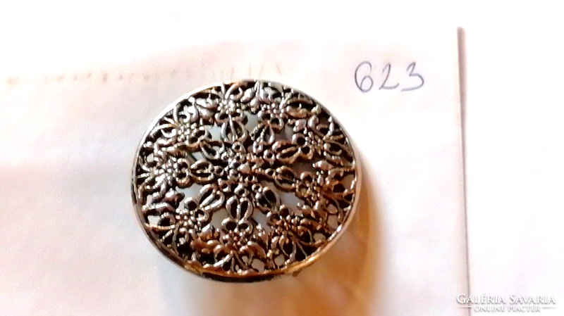 Retró, ezüst színű, áttört virág bross  623.