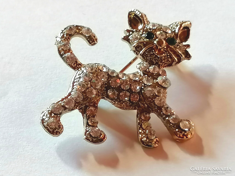 Cute cat brooch decorated with sparkling stones 632.