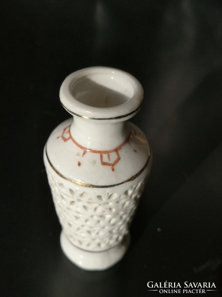 Chinese white openwork porcelain vase, 8 cm high