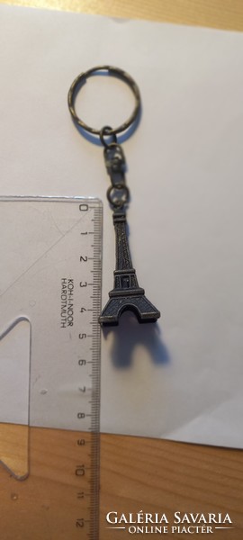 Keychain with Eiffel Tower metal figure