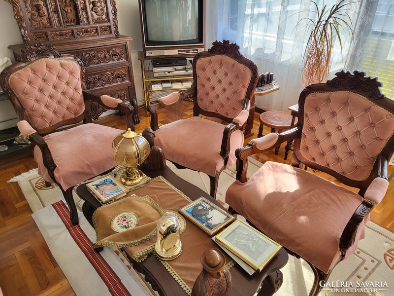 Bolíviai faragott fa nappali garnitúra kanapéval, 3 db fotellel, dohányzóasztallal, 2 db asztalka