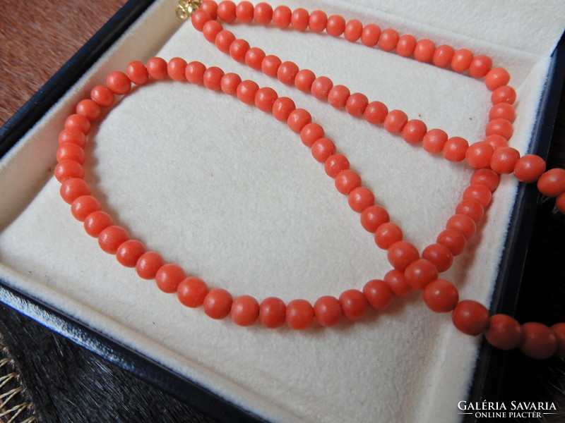 Antique noble coral pearl string with 18 carat gold clasp