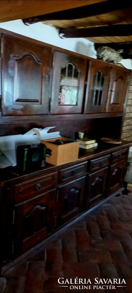 Eladó, a képeken látható régi,megkímélt állapotban lévő tálaló szekrény. Felső rész szálításkor leve