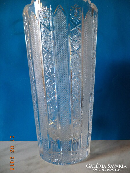 A wonderful lead crystal vase! 7.