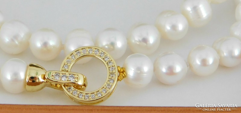 Pearl necklace with 18k gold-plated stone clasp.