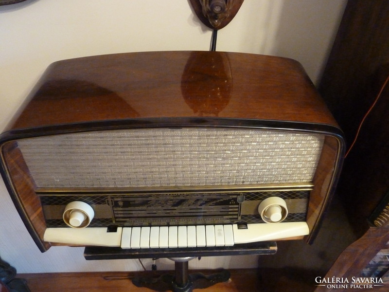 Lark radio, in good condition