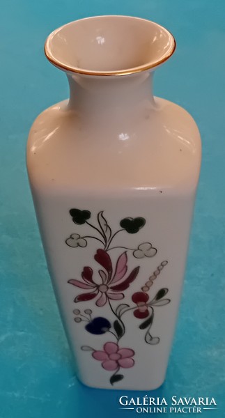 Zsolnay váza , négyszögletű forma