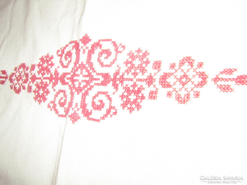 Charming hand-embroidered cross-stitch woven tablecloth