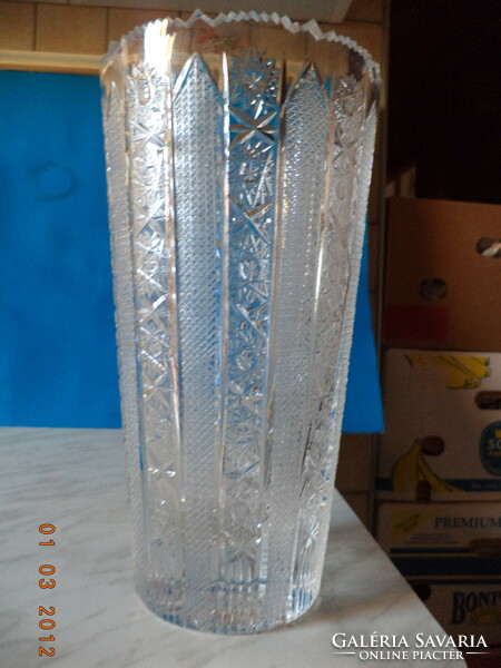 A wonderful lead crystal vase! 7.