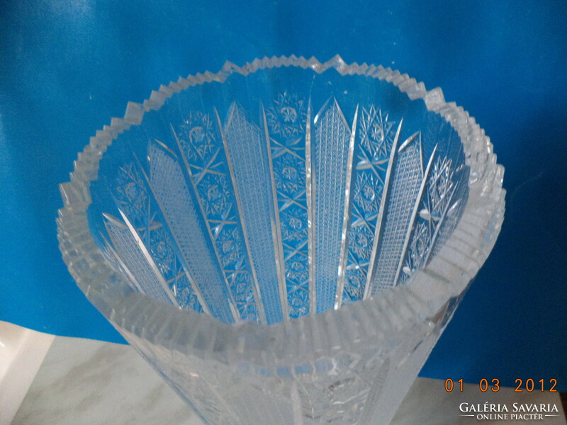 A wonderful lead crystal vase! 7.