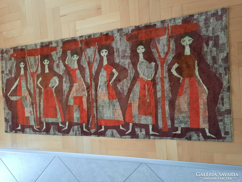 Retro moquette tapestry with female figures