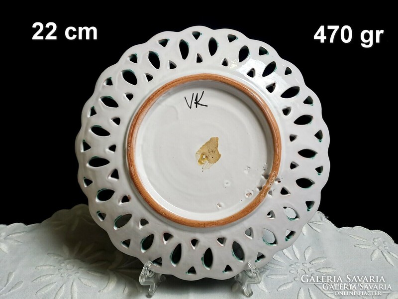 2 db jelzett, Habán jellegű áttört kerámia falitál, tányér 29 és 22 cm