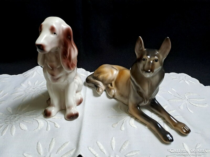 2 db porcelán kutya: Hollóházi ülő és Drasche fekvő
