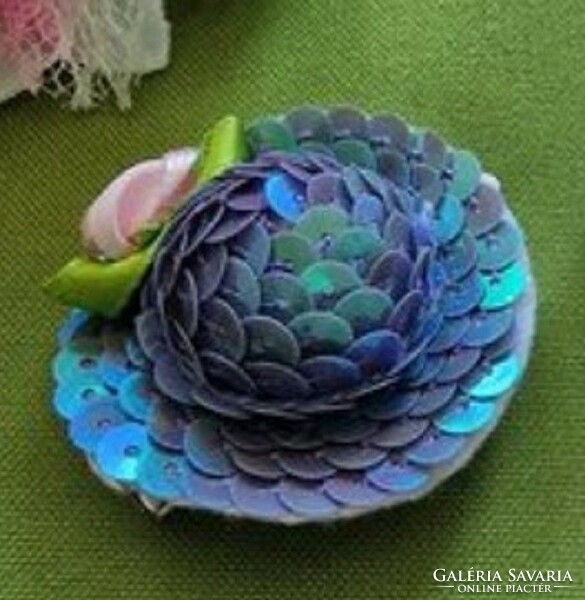HAD09 - Szatén rózsával díszített lila-kék flitteres kalap hajcsaton