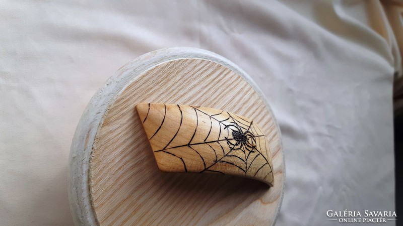 Pók mintával díszitett hajcsat franciacsat juhar fából