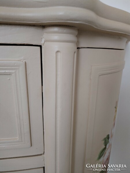 Vanilla-colored chest of drawers - with a vintage character / pink