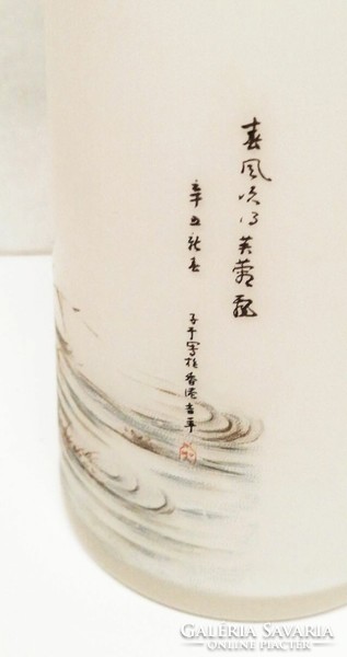 Modern kézműves tejüveg váza Hongkongból. Gyönyörű indás és madaras mintával