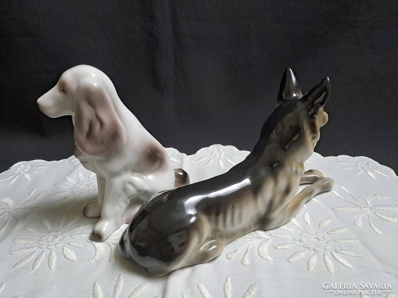 2 db porcelán kutya: Hollóházi ülő és Iris Cluj fekvő