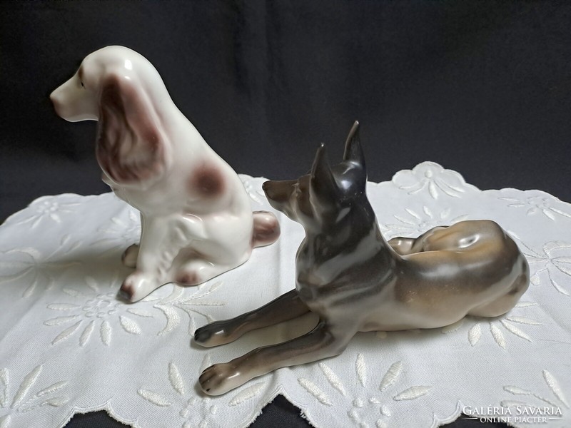 2 porcelain dogs: hóllóházi sitting and drasche lying down