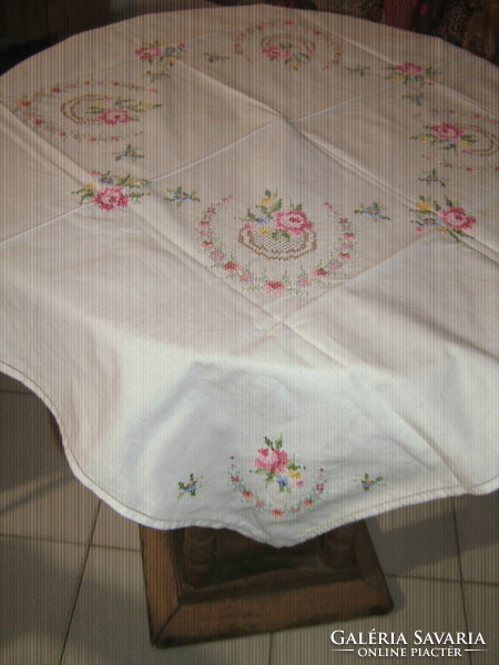 A beautiful rosy tablecloth with a beautiful cross-stitch
