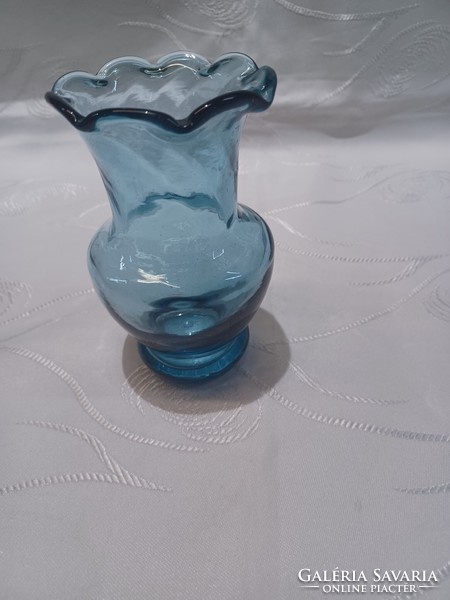 Fodros szélű, kék üveg váza