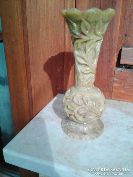 Faragott kő váza