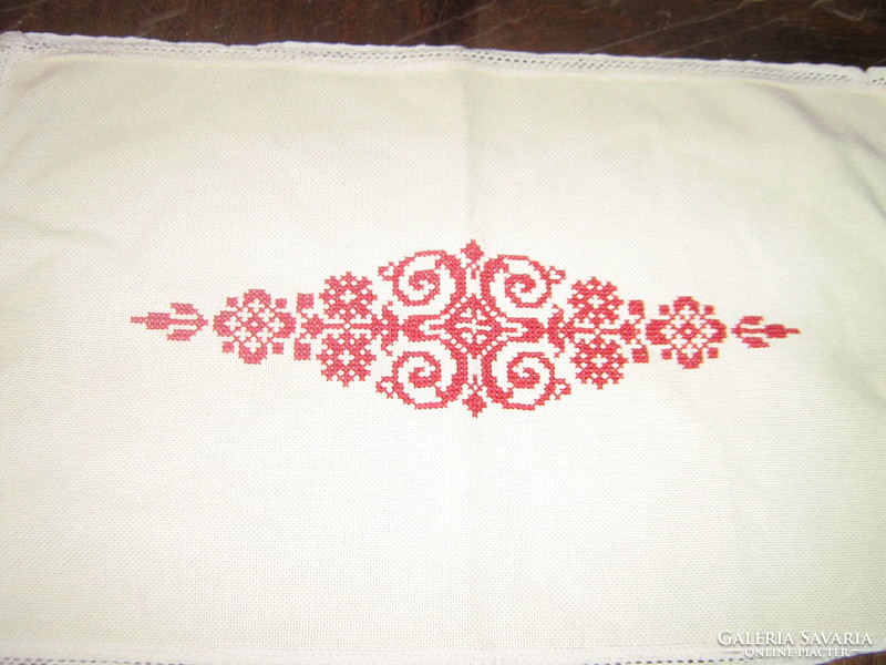 Charming hand-embroidered cross-stitch woven tablecloth