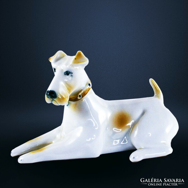 Zsolnay porcelán fekvő kutya