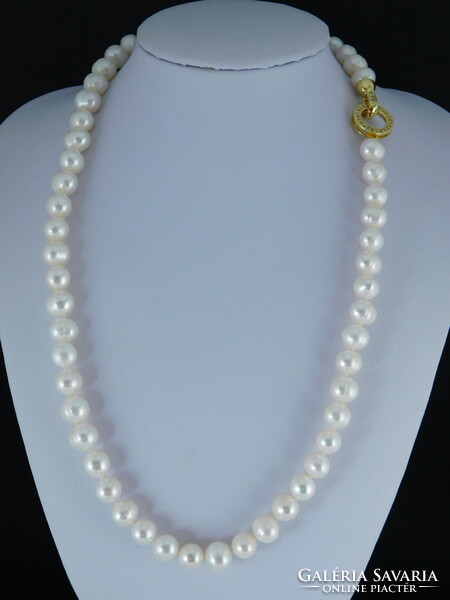 Pearl necklace with 18k gold-plated stone clasp.