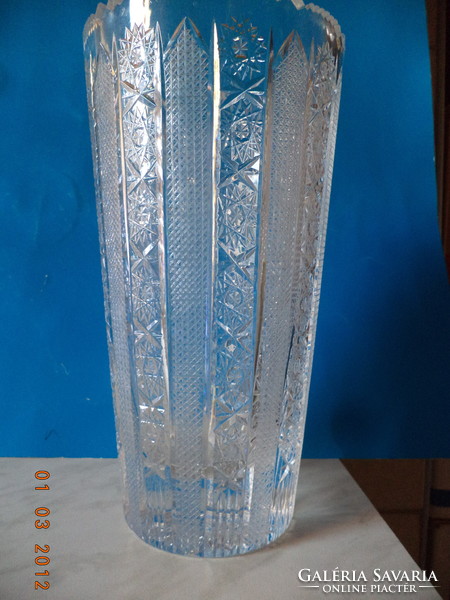 A wonderful lead crystal vase! 7.