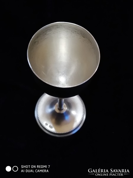 Ezüst (800 agárfejes) talpas röviditalos pohár.