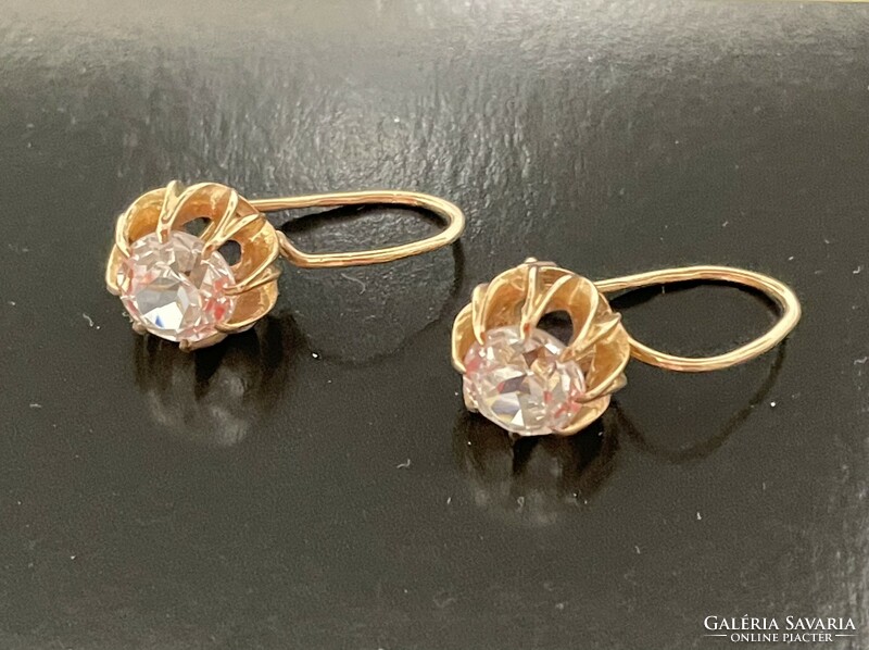 Gold earrings with white topaz stones