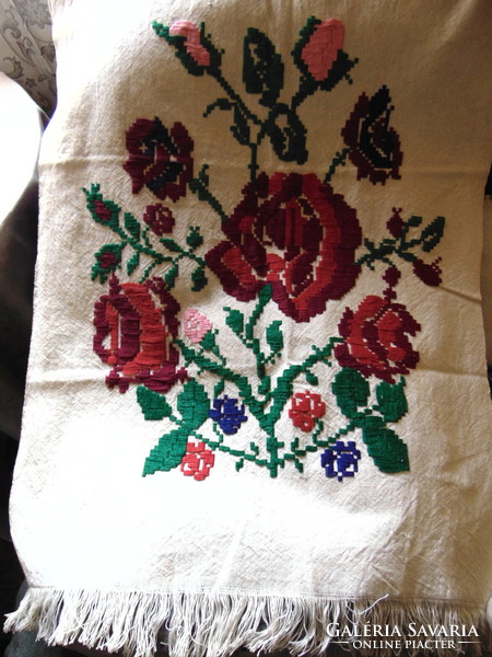 Beautiful old embroidered Transylvanian tea towel