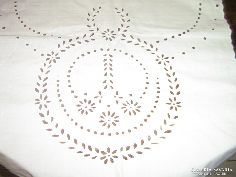 Beautiful filigree Madeira tablecloth runner