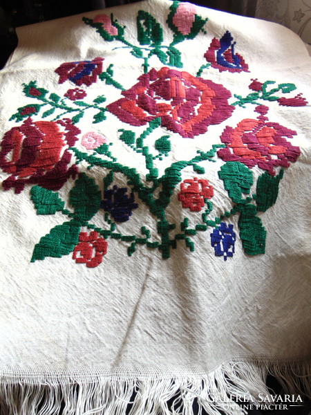 Busy! Beautiful old embroidered Transylvanian tea towel