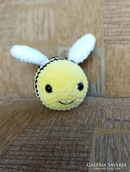 Crocheted bee