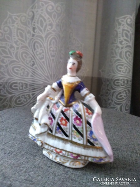 Mini altwien porcelán figura máz alatti pajzs jelzéssel kb 1850-ből