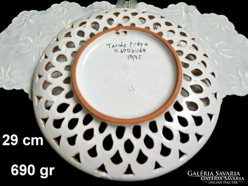 2 db jelzett, Habán jellegű áttört kerámia falitál, tányér 29 és 22 cm