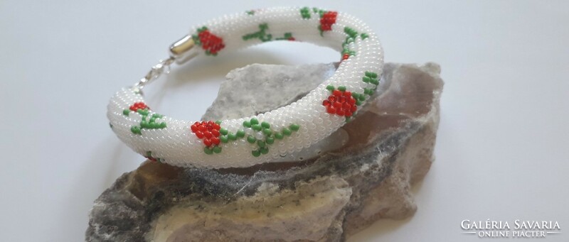 Beaded bracelet with rosebuds