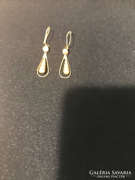 Yellow gold dangling earrings. 585 14 Carats. Lens part 0.6 mm length: 4.5 cm flashy, shiny..