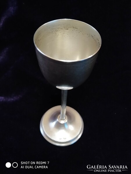 Ezüst (800 agárfejes) talpas röviditalos pohár.