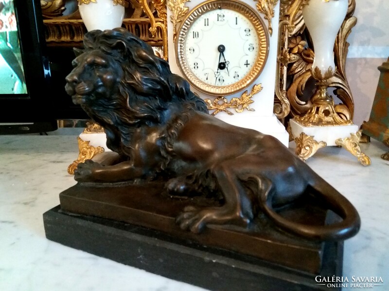 Resting lion bronze statue