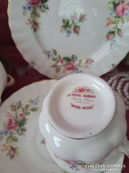 Royal Albert Moss Rose porcelán teáscsésze süteményes tányérral