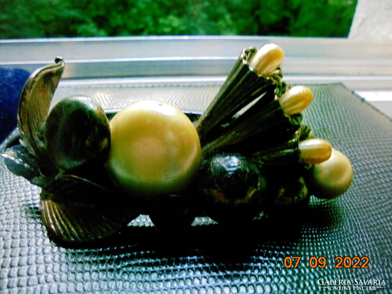 Plastic antique gold and black tones, French hair clip with flower and pearl composition