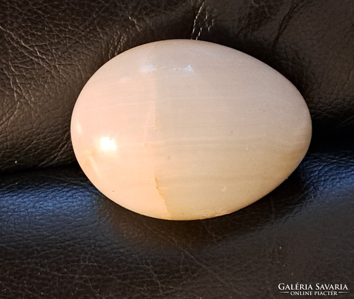 Onix tojás, talapzattal, 8,5 cm