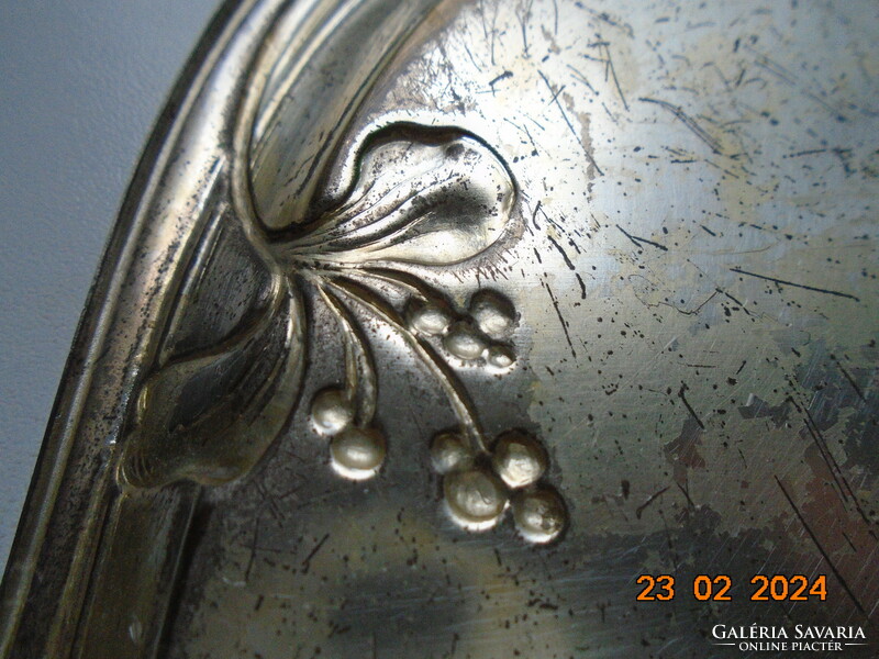 Ezüstözött szecessziós kézzel készült  falidísz morzsatálca repoussé gyümölcs és virággal díszítve