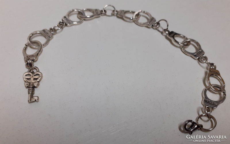 Szép állpotú ezüst színű Freedom  rozsdamentes acél bilincs karkötő kis kulcs medálionnal