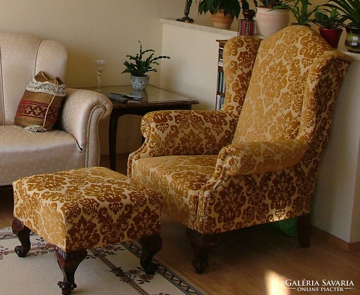 Armchair with lion legs and footrest